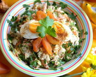 Салат из курицы с морковью и курагой