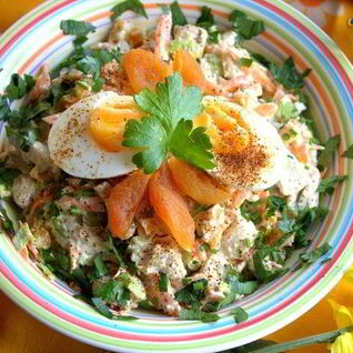 Салат из курицы с морковью и курагой