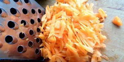 салат из курицы с морковью и курагой