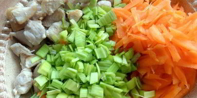 салат из курицы с морковью и курагой