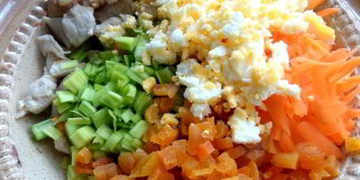 салат из курицы с морковью и курагой