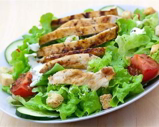 Салат из курицы с сухариками