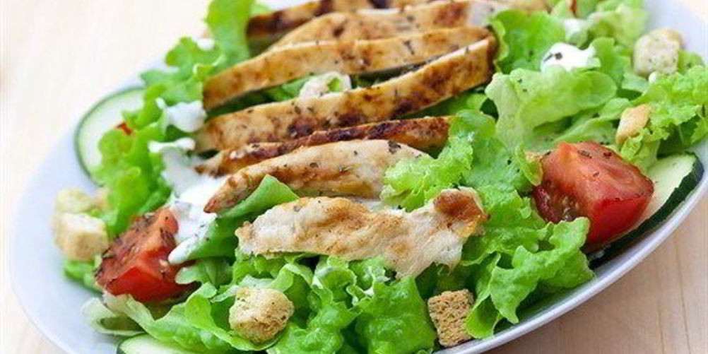 Рецепт салат из курицы с сухариками