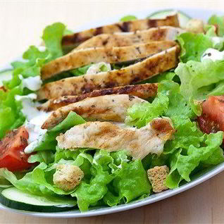 Салат из курицы с сухариками