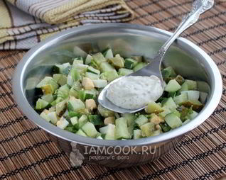 Салат из огурцов и яиц