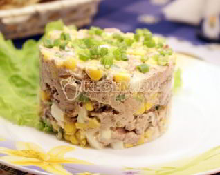 Салат из печени трески с гренками