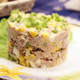 Салат из печени трески с гренками