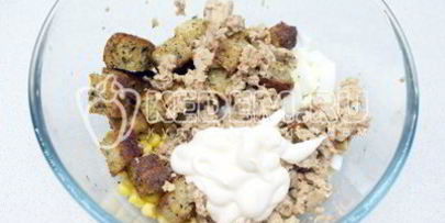 салат из печени трески с гренками