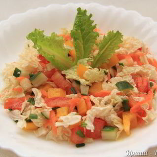 Салат из пекинской капусты с морковью и перцем