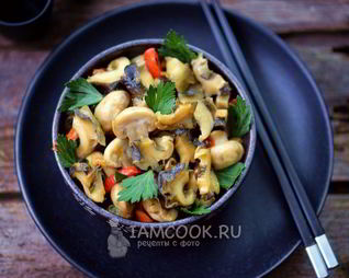 Салат из рапанов с овощами и грибами