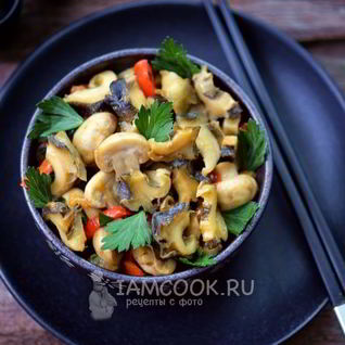 Салат из рапанов с овощами и грибами