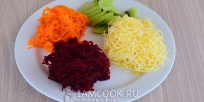 салат из свеклы, моркови и сыра