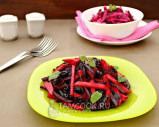 Салат из свеклы с черносливом и яблоком