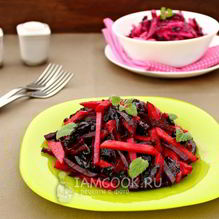 Рецепт Салат из свеклы с черносливом и яблоком