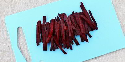 салат из свеклы с черносливом и яблоком