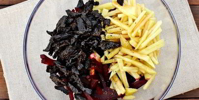 салат из свеклы с черносливом и яблоком