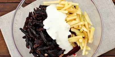 салат из свеклы с черносливом и яблоком