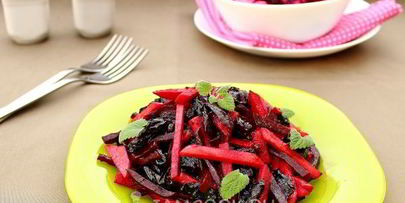 салат из свеклы с черносливом и яблоком