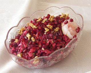 Салат из свеклы с гранатом и чесноком