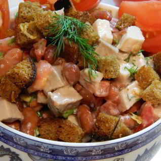 Салат мясной с фасолью