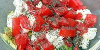 салат с авокадо и моцареллой