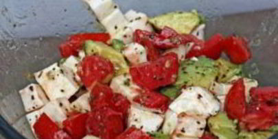 салат с авокадо и моцареллой