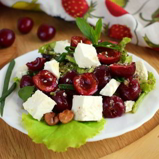 Салат с черешней и сыром