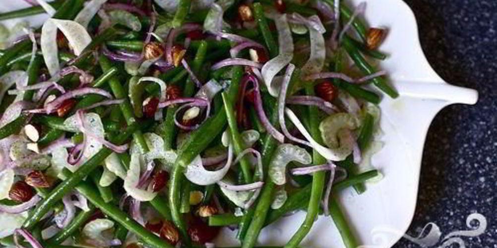Рецепт салат с фасолью, луком и миндалем
