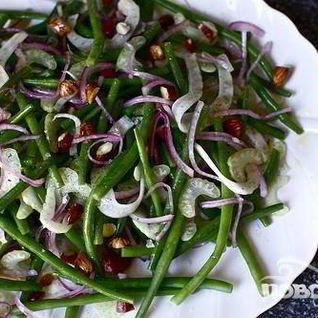 Салат с фасолью, луком и миндалем