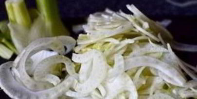 салат с фасолью, луком и миндалем