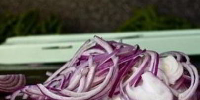 салат с фасолью, луком и миндалем