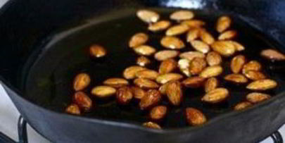 салат с фасолью, луком и миндалем