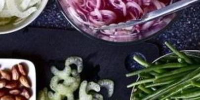 салат с фасолью, луком и миндалем