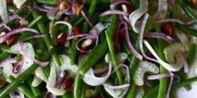 салат с фасолью, луком и миндалем