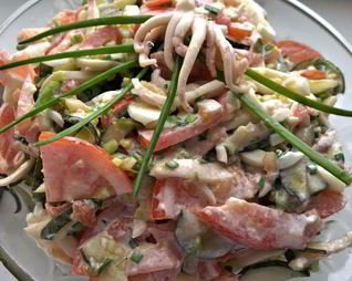Салат с кальмарами и солеными огурцами
