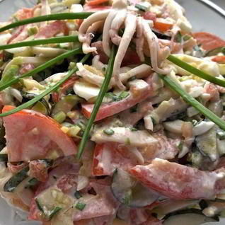 Салат с кальмарами и солеными огурцами