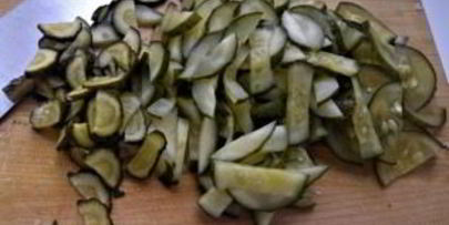 салат с кальмарами и солеными огурцами