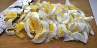 салат с кальмарами и солеными огурцами