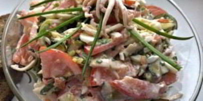салат с кальмарами и солеными огурцами