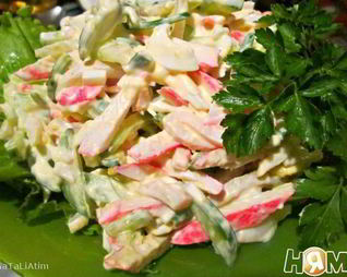 Салат с кальмарами, крабовыми палочками и яйцом