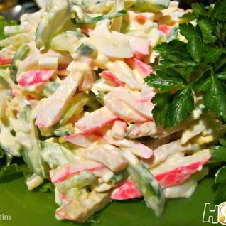 Салат с кальмарами, крабовыми палочками и яйцом