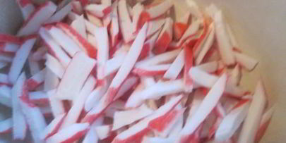 салат с кальмарами, крабовыми палочками и яйцом