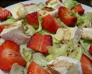 Салат с клубникой и сыром бри