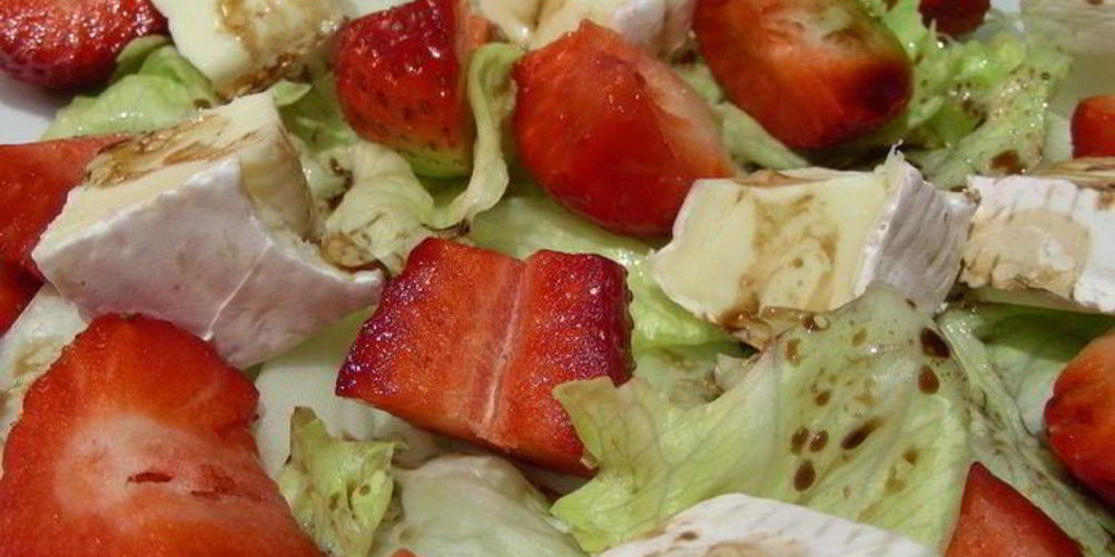 Рецепт салат с клубникой и сыром бри