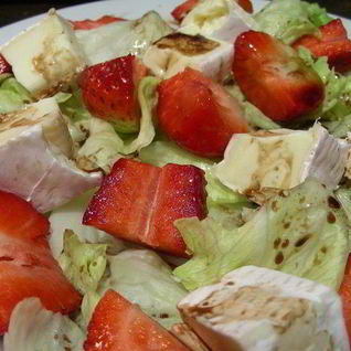 Салат с клубникой и сыром бри