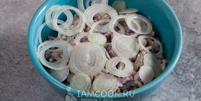 салат с консервированной фасолью и ветчиной