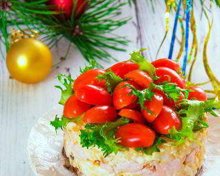 Салат с копченой курицей и помидорами Яркий праздник