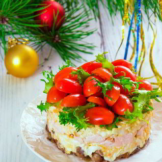 Салат с копченой курицей и помидорами Яркий праздник