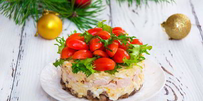 салат с копченой курицей и помидорами яркий праздник