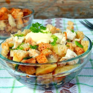 Салат с копченой курицей и сухариками